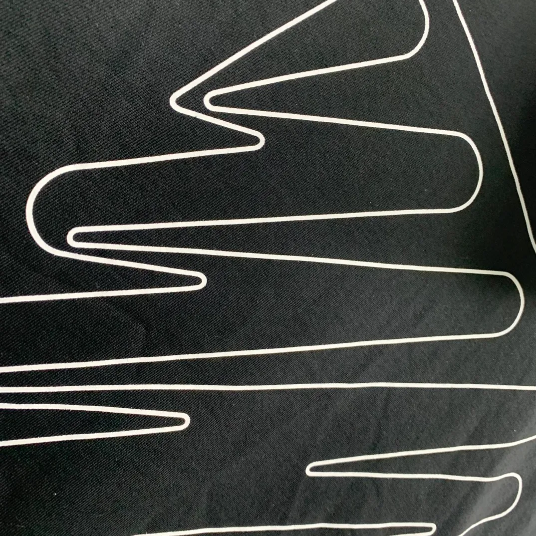 The top tested version off-white 23SS sketch electrocardiographic model pulls the same style hoodies and sweatshirts for male and female couples and celebrities!  Fabric: Customized (more than 420 grams - double-ply large terry fabric at the counter) high-weight fabric made into clothes looks more textured, soft to the touch, super thick, classic version, small dropped shoulders, micro silhouette! Pay attention to the important points~ The weight of more than 420 grams is not bragging and does not contain water. Those sellers who brag about the weight can only deceive novice customers. But when you get our goods, the weight and sinking are right there. You can taste it yourself, and the texture does not lie! (100% cotton fabric, no pilling) Technology: High-definition digital printing using machines imported from Germany, environmentally friendly materials, pure colors, clear graphics, high-temperature hot stamping to reinforce the printing! A full set of customized original accessories! Strict quality control! The same level as purchasing counters! Feel free to compare the so-called top versions on the market without fear of any comparison! Color: Black Size: XS-S-M-L P:390